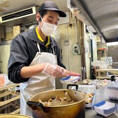 スーパーの総菜部門スタッフの画像