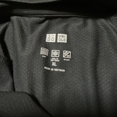 ユニクロ黒のトップスの画像