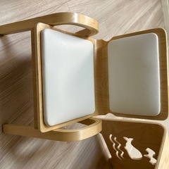 子供用机と椅子の画像