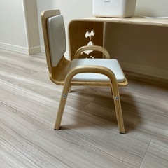 子供用机と椅子の画像