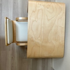 子供用机と椅子の画像