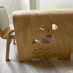 子供用机と椅子の画像