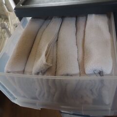 ５段プラケース、中にタオルあり、ケース、洗濯済みタオル多数の画像