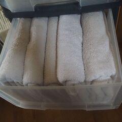 ５段プラケース、中にタオルあり、ケース、洗濯済みタオル多数の画像