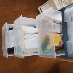 ５段プラケース、中にタオルあり、ケース、洗濯済みタオル多数の画像