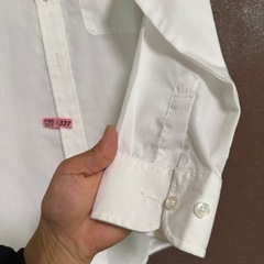 シンプルなホワイトの長袖シャツ、130サイズ、胸ポケット付きの画像