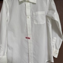 シンプルなホワイトの長袖シャツ、130サイズ、胸ポケット付きの画像
