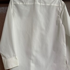 シンプルなホワイトの長袖シャツ、130サイズ、胸ポケット付きの画像