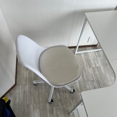 L字
パソコンデスク、イス付きの画像