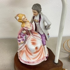 スタンドライト　卓上ライト　陶器製　人形　アンティーク　1箇所カケ有　中古品の画像