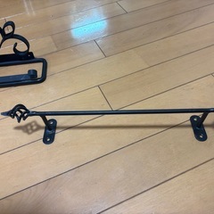 アイアン製タオル掛け、トイレットペーパーホルダーの画像