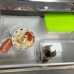 ファミリータイプ冷蔵庫　中古　詳細不明　２００６年製　２０００円お支払いしますので引き取っていただける方を探してます。の画像