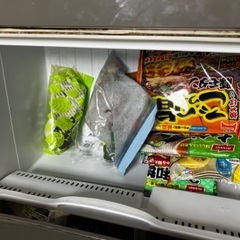 ファミリータイプ冷蔵庫　中古　詳細不明　２００６年製　２０００円お支払いしますので引き取っていただける方を探してます。の画像