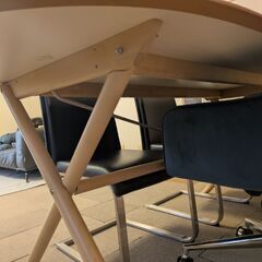 イケアのおしゃれなテーブルです。の画像