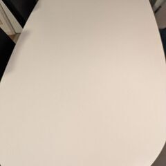 イケアのおしゃれなテーブルです。の画像