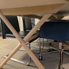 イケアのおしゃれなテーブルです。の画像