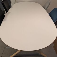 イケアのおしゃれなテーブルです。の画像