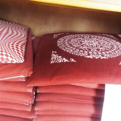 座布団、赤、ほしいだけどうぞの画像