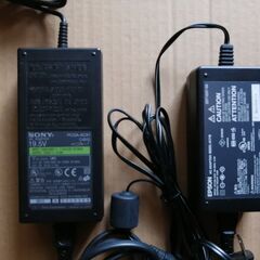 ノートパソコン用ACアダプタの画像