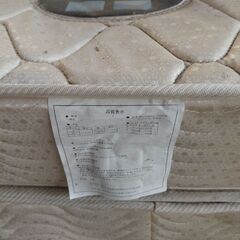 シングルベッドのマットレス2つの画像