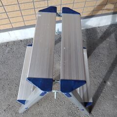 武田コーポレーション アルミ踏み台 2段 AKT-2D　脚立 アルミ 踏み台 2段 洗車台 折りたたみ式 折り畳み 折畳 折りたたみ ステップ台 足場 作業台 軽量 耐荷重100kg 滑り止め はしご ハシゴ 梯子 大掃除 雪かき 引っ越し 日曜大工 アルミ製 幅広の画像