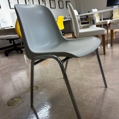 シンプルなグレーの椅子　4脚ありますの画像