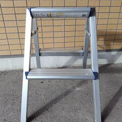 武田コーポレーション アルミ踏み台 2段 AKT-2D　脚立 アルミ 踏み台 2段 洗車台 折りたたみ式 折り畳み 折畳 折りたたみ ステップ台 足場 作業台 軽量 耐荷重100kg 滑り止め はしご ハシゴ 梯子 大掃除 雪かき 引っ越し 日曜大工 アルミ製 幅広の画像