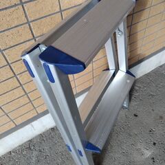 武田コーポレーション アルミ踏み台 2段 AKT-2D　脚立 アルミ 踏み台 2段 洗車台 折りたたみ式 折り畳み 折畳 折りたたみ ステップ台 足場 作業台 軽量 耐荷重100kg 滑り止め はしご ハシゴ 梯子 大掃除 雪かき 引っ越し 日曜大工 アルミ製 幅広の画像