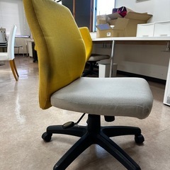 オフィス用の椅子　全部で4脚ありますの画像