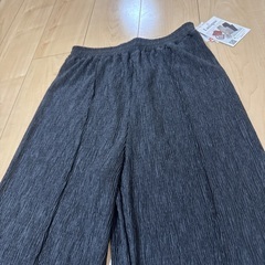 新品タグ付き　プリーツパンツの画像