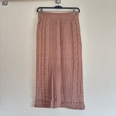 ケーブルニットセーターとニットスカートの画像