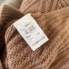 ケーブルニットセーターとニットスカートの画像