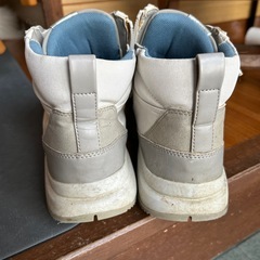 ハイカットスニーカーの画像