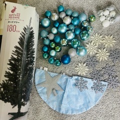 【お取引中】ニトリ 180cmクリスマスツリーセット ブルー系オーナメント•スカート付きの画像