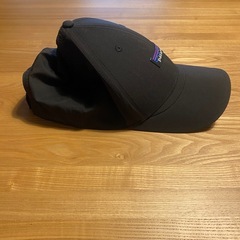patagonia 黒 キャップ ロゴ付きの画像