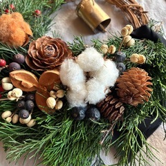 フォレストグリーンと木の実いっぱいのリースの画像