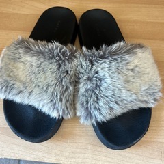 モコモコファーサンダルの画像