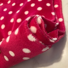 ショッキングピンク水玉膝掛けの画像