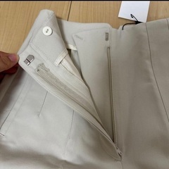 新品タグ付き　スラックスの画像