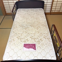 プラッツ　ベッドフレーム　マットレス　サイドレールつき付きの画像