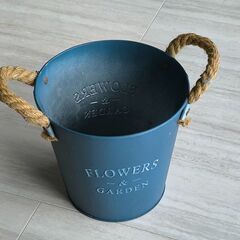 植木鉢（ブリキ缶）の画像
