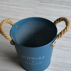 植木鉢（ブリキ缶）の画像