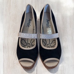 Aedo GIRLS ストラップ ウェッジパンプス ブラックの画像