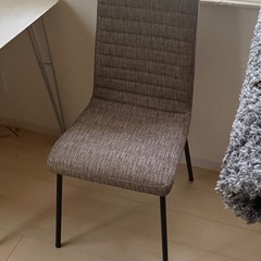 椅子とダイニングテーブルセットの画像