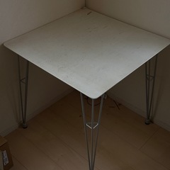 椅子とダイニングテーブルセットの画像