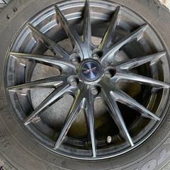 アルミホイール付きスタッドレスタイヤの画像