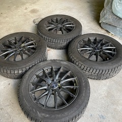 アルミホイール付きスタッドレスタイヤの画像