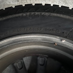 【美品 】 レクサス純正アルミホイール付きスタッドレスタイヤ 225/65R17 2022
年製の画像