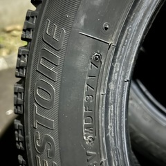 ブリジストンスタッドレスタイヤの画像