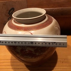 九谷焼花瓶、赤絵、共箱付きの画像